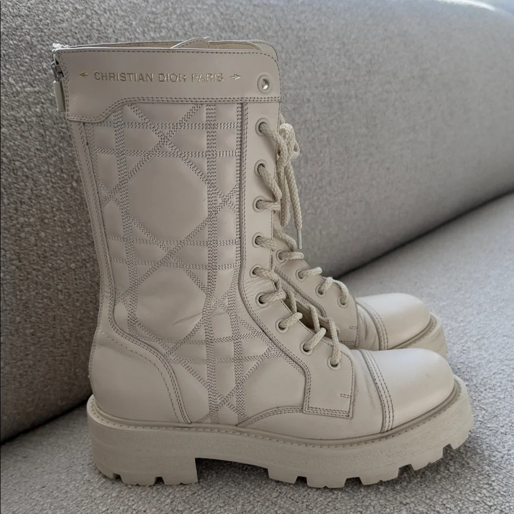 Dior D-Unit Ankle Boot
White Quilted Cannage Calfskin size 37 - Picture 3 of 9
